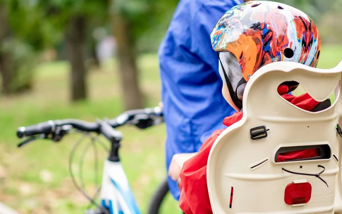 Bild Kind im Fahrradsitz