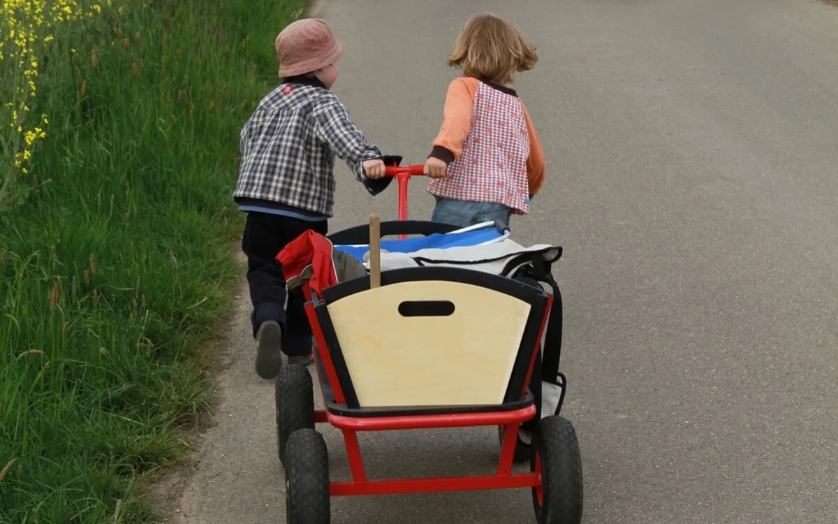 Kinder mit Bollerwagen