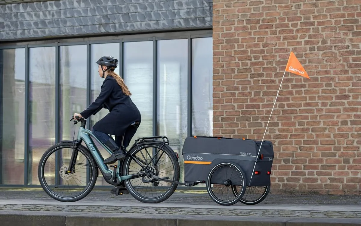 Frau am Rad mit Qeridoo Lastenanhänger