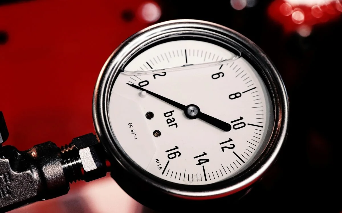 Luftdruck beim Qeridoo Fahrradanhänger messen