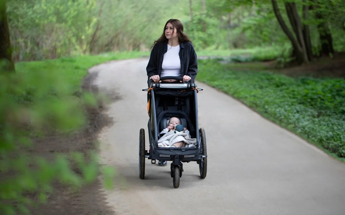 Komfortable Liegeposition für Kinder im Fahrradanhänger