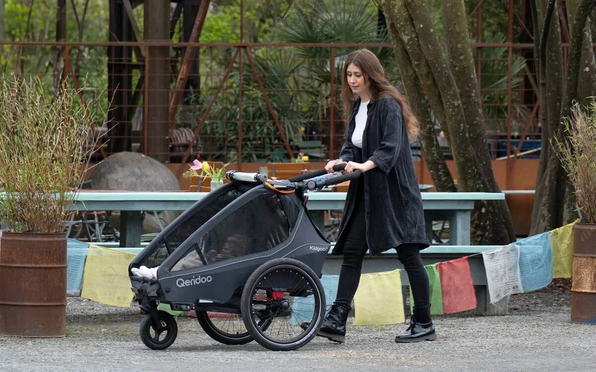 Verstellbare Liegefunktion mit anpassbarer Rückenlehne im Fahrradanhänger