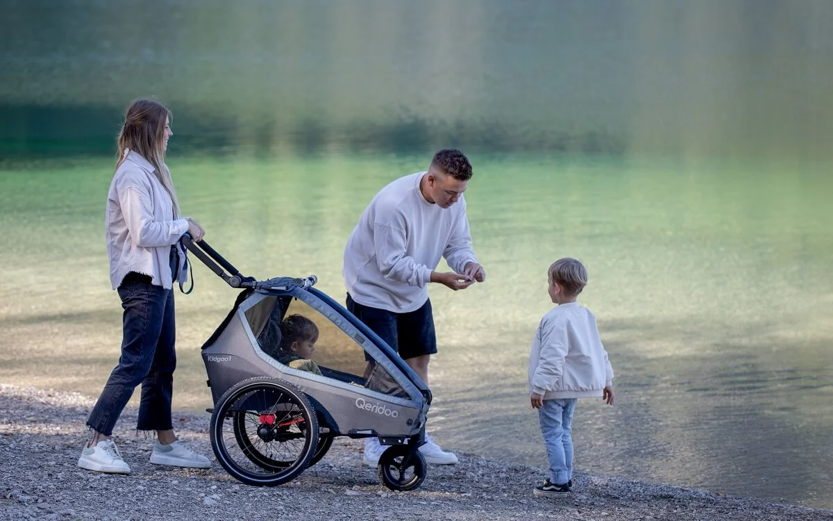 Familie mit Fahrradanhänger unterwegs