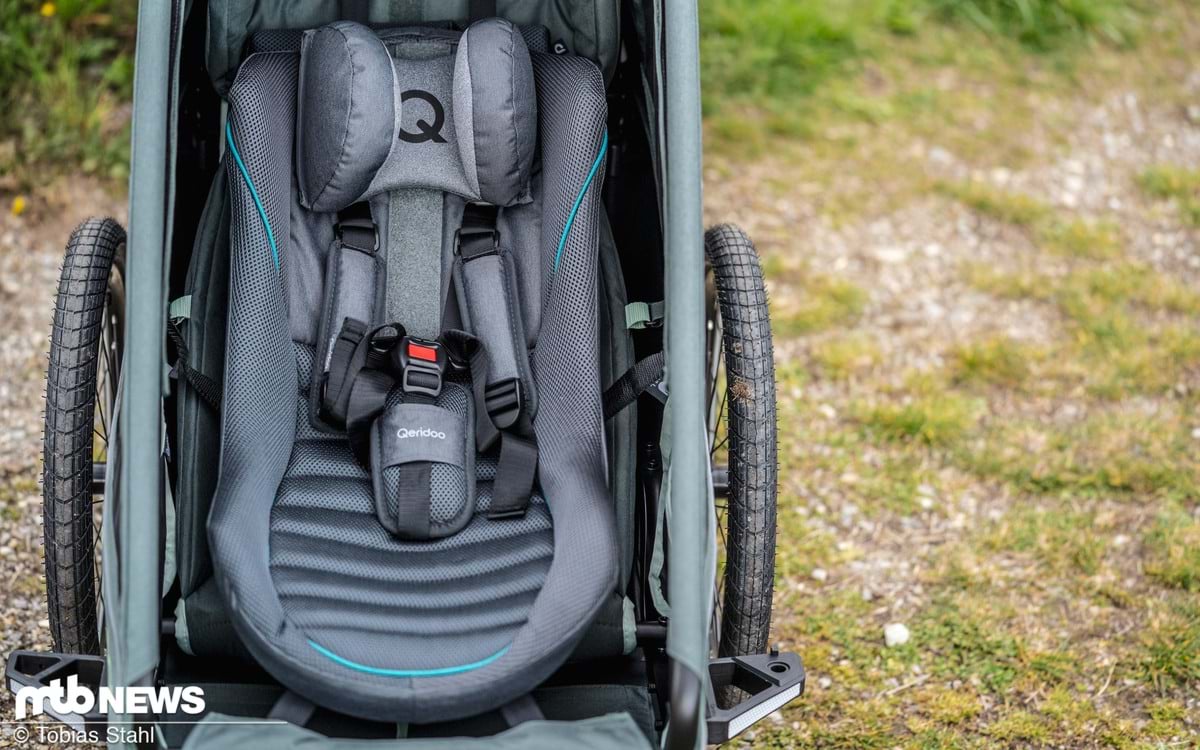 Gepolsterter Innenraum und Gurtsystem des Kidgoo 1