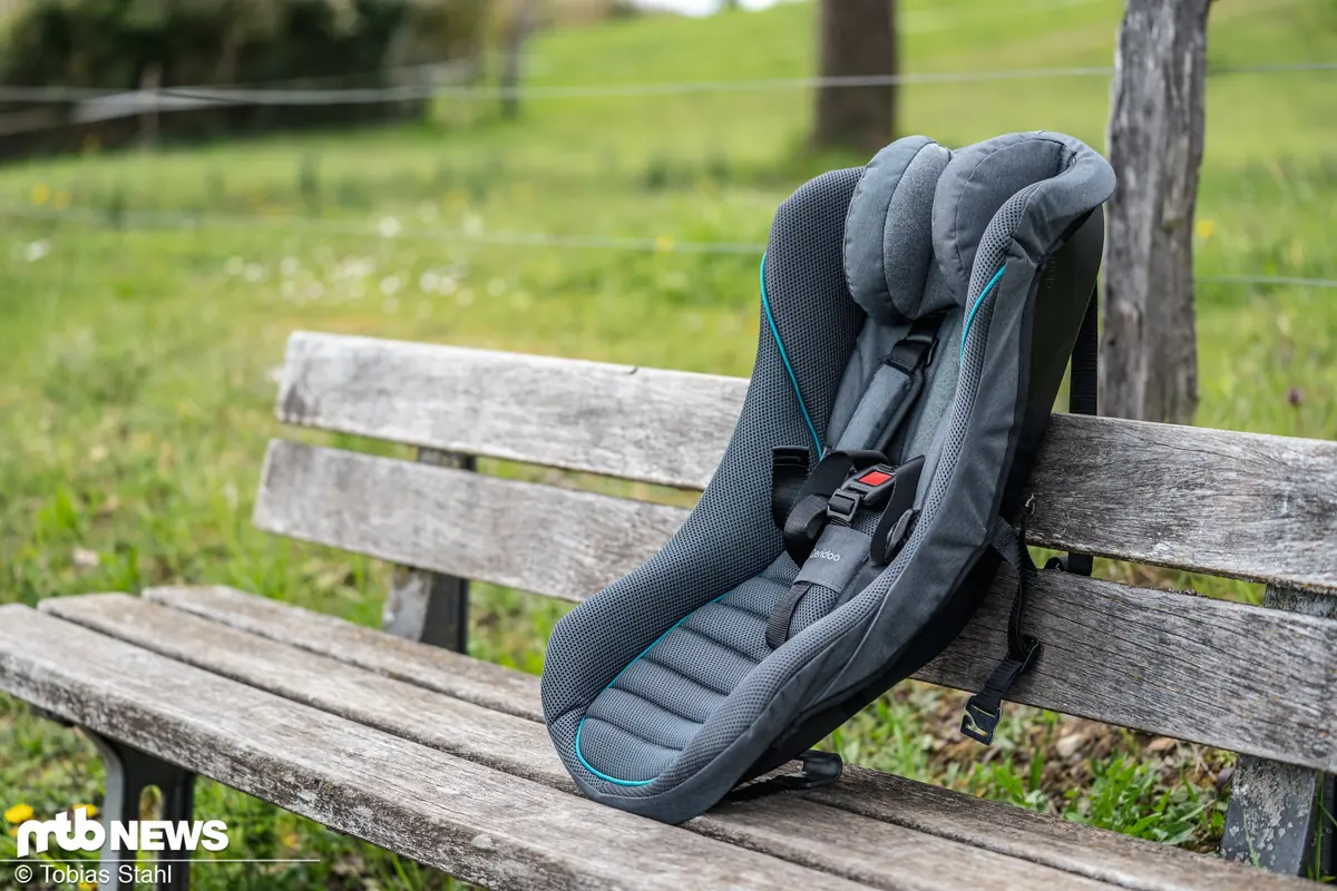 Qeridoo Babyschale auf einer Bank