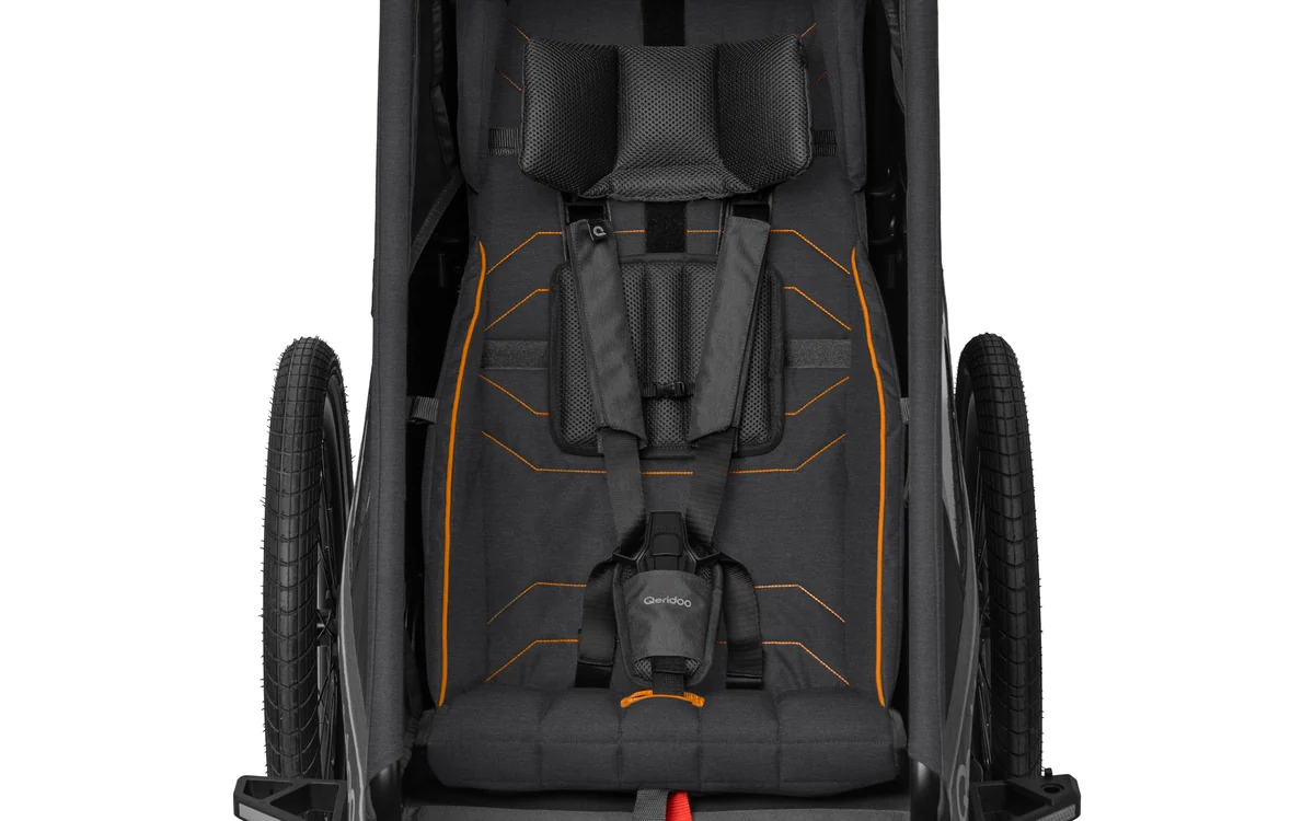 Qeridoo Kidgoo Sport seen from the front: adaptive comfort seating system with five-point harness