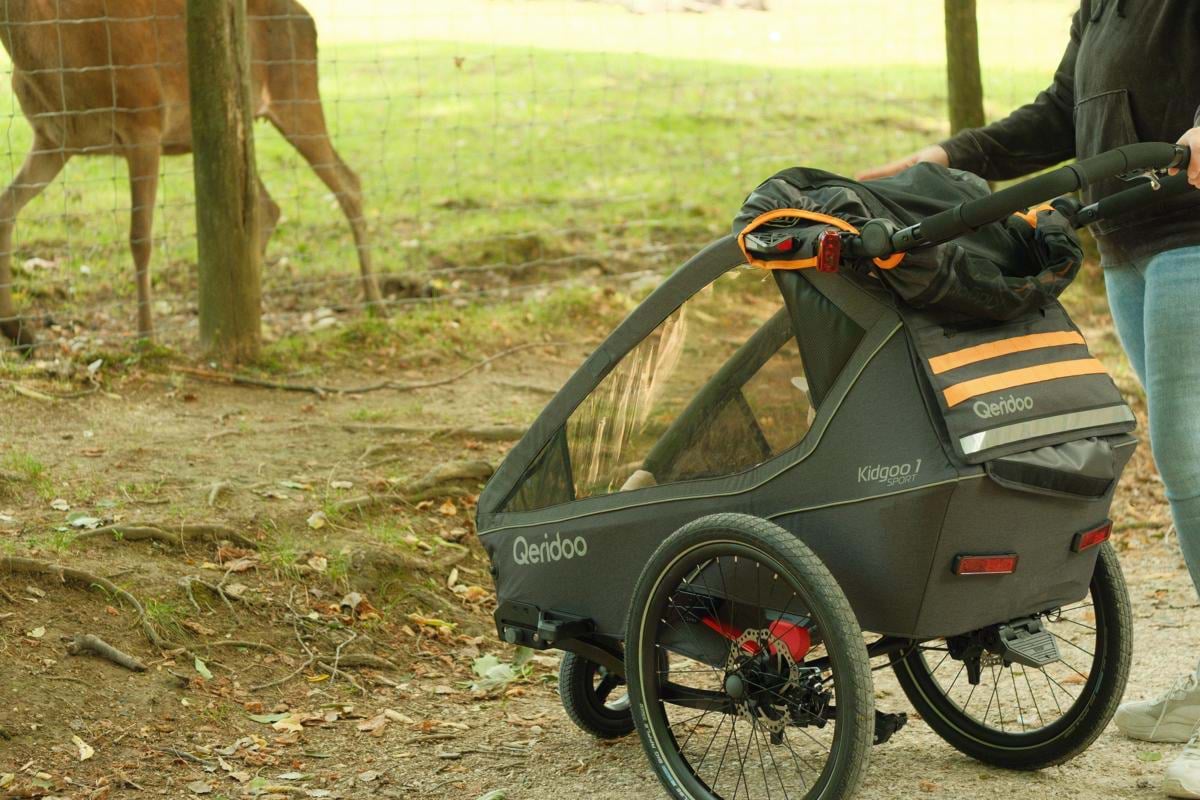 Kidgoo 1 Sport Gen 2 mit Verdeck und Stauraum bei einem Ausflug