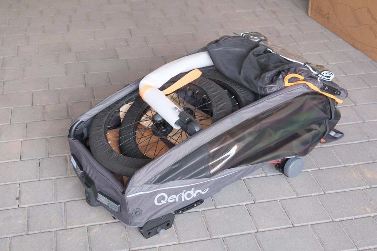 Zusammengefalteter Kidgoo 1 Sport Gen 2 mit verstauten Laufrädern
