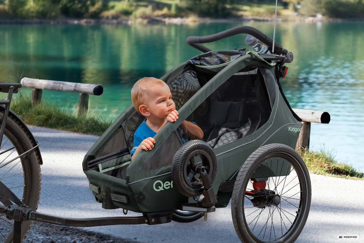 Kind im abgestellten Kidgoo 1 bei einer Pause am See