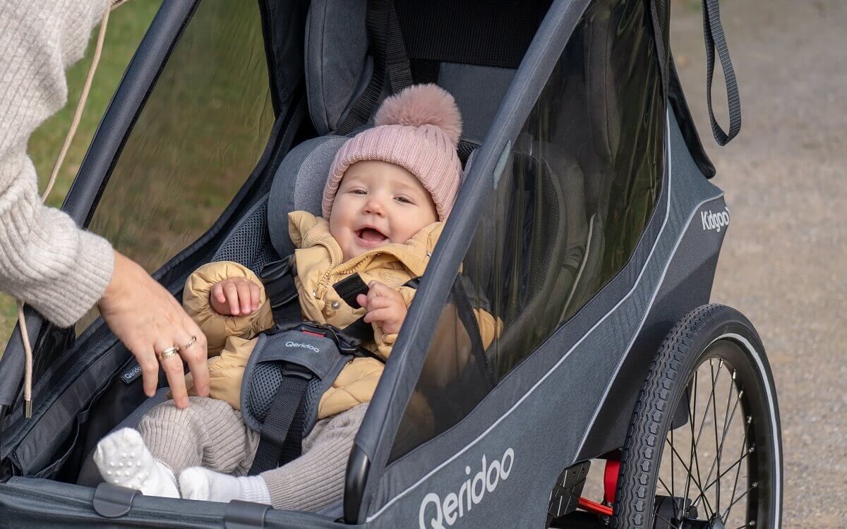 Helm für den Fahrradanhänger mit Baby