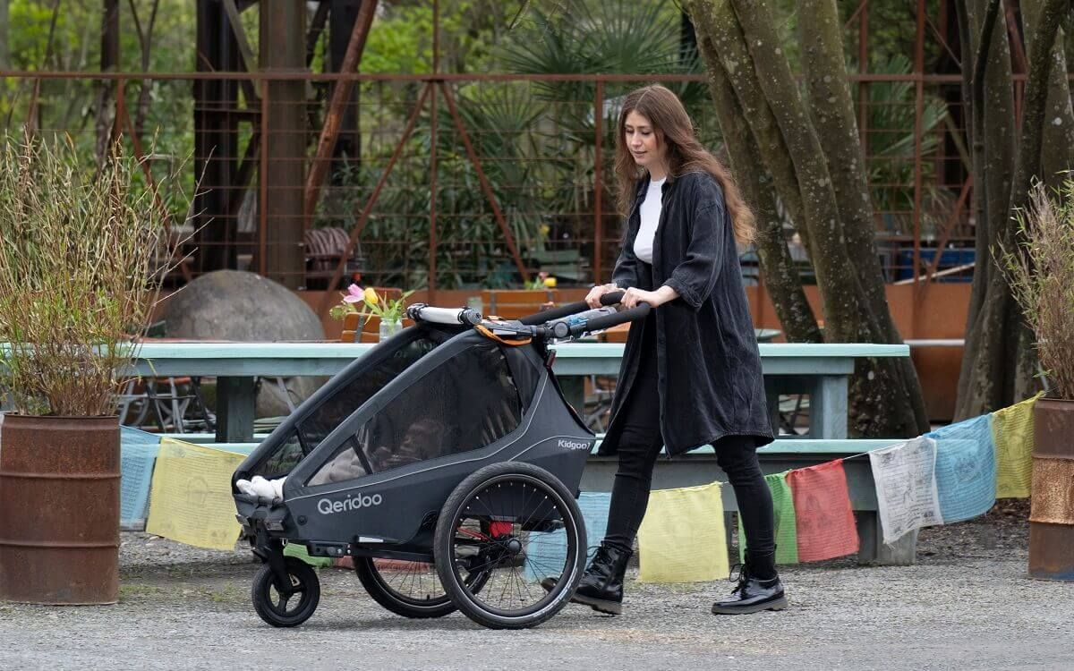 Schwanger Radfahren mit Kinderfahrradanhänger