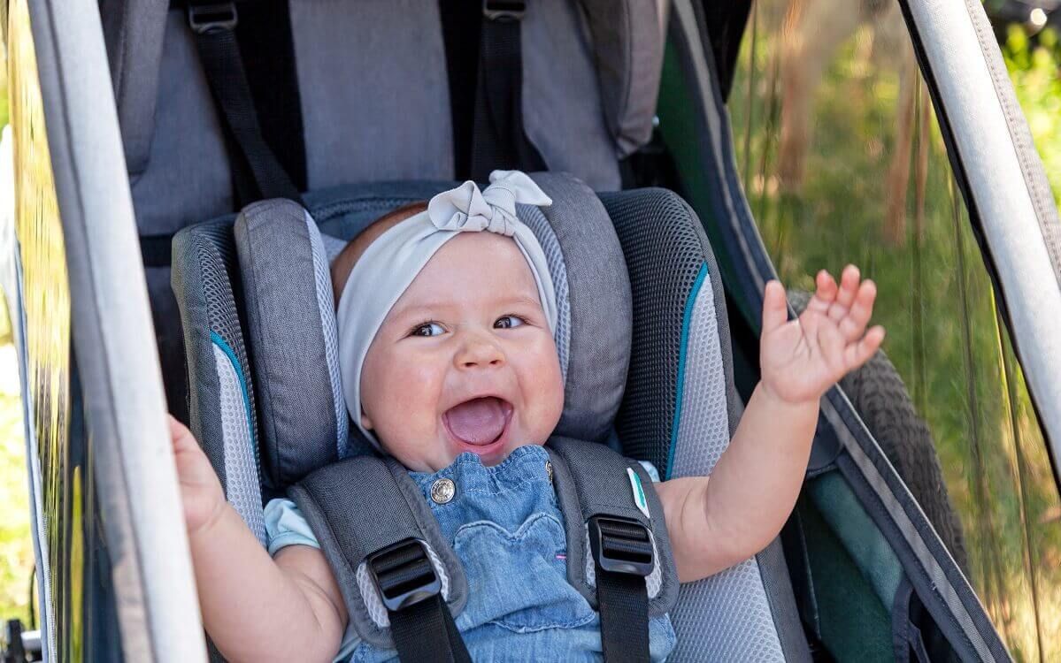 Babyschale im Fahrradanhänger-Kinderwagen