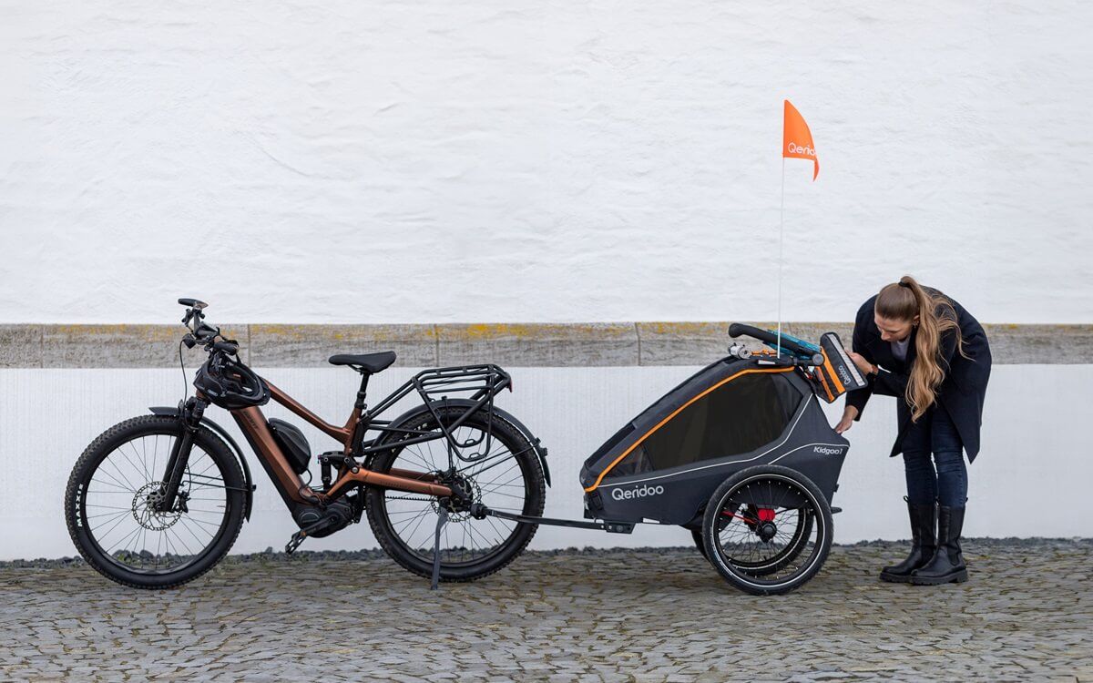 Vorkehrungen, um Kinder im Fahrradanhänger zu transportieren